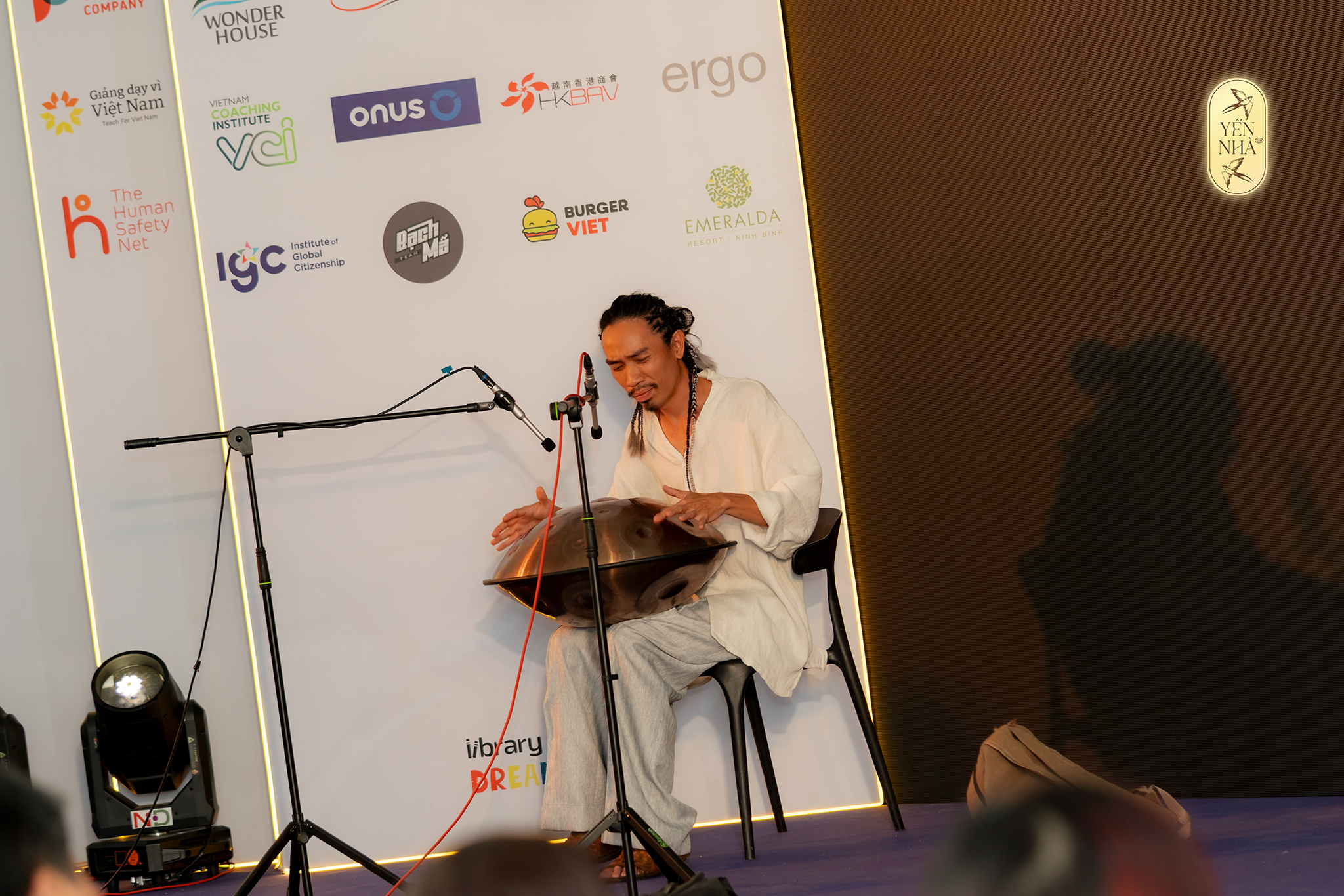 Màn trình diễn handpan tại sự kiện Vạn Lời Tri Ân – Thư Viện Ước Mơ