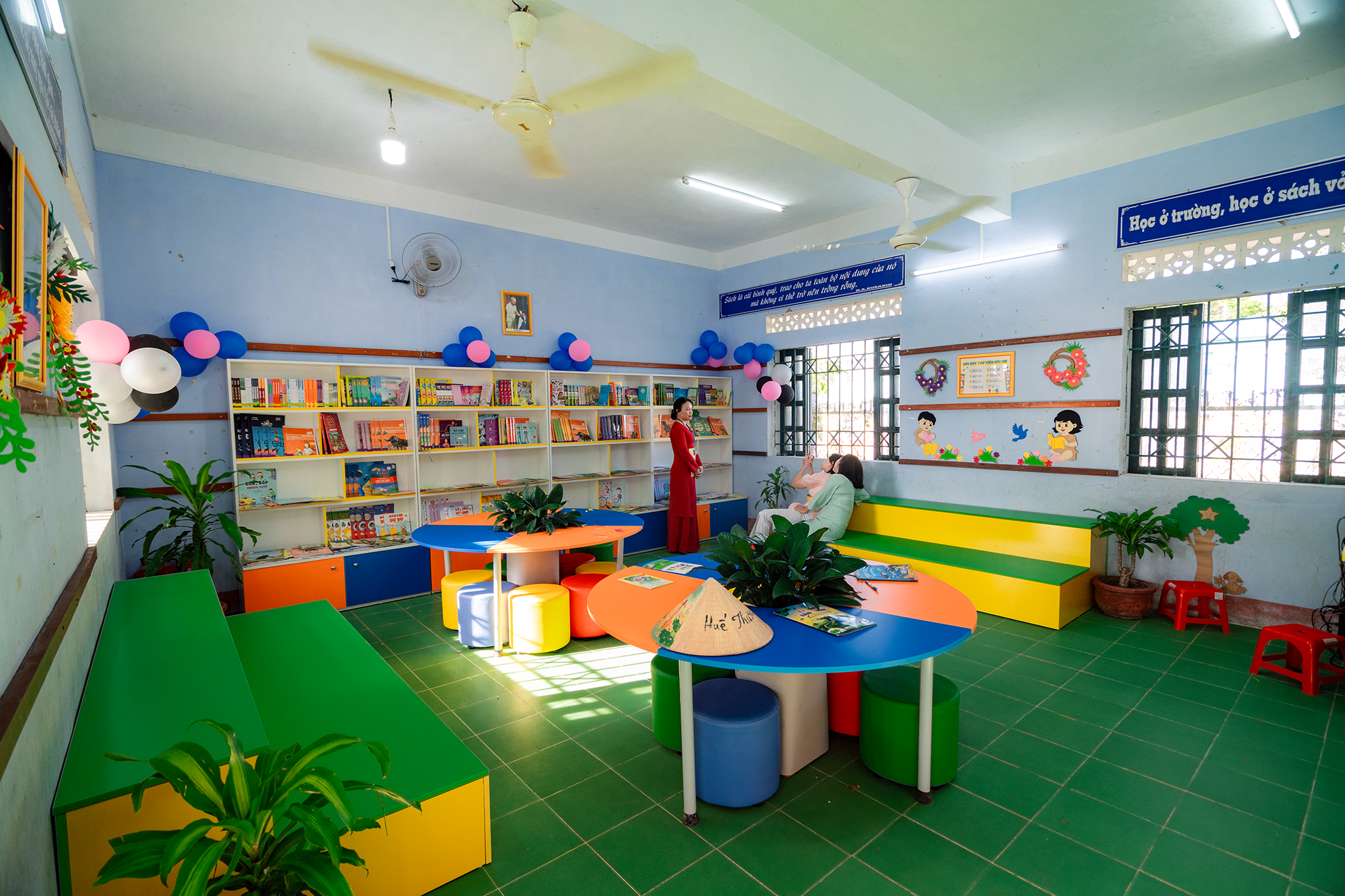 Không gian thư viện mới với kệ sách và bàn đọc